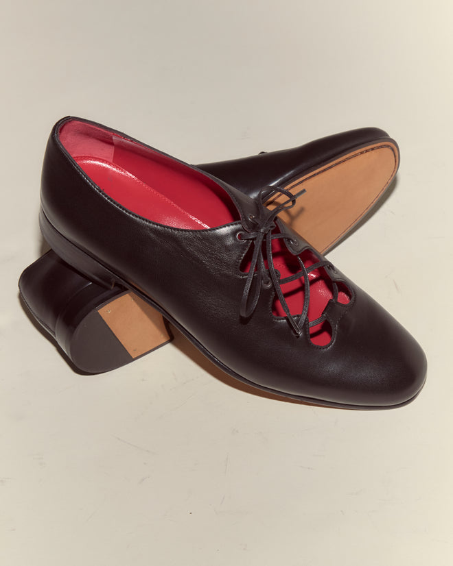 County Clare Shoes - Black: elegant low-heel shoes in black Napa leather with cutout design and red interior, made in Italy, shown on a light background.