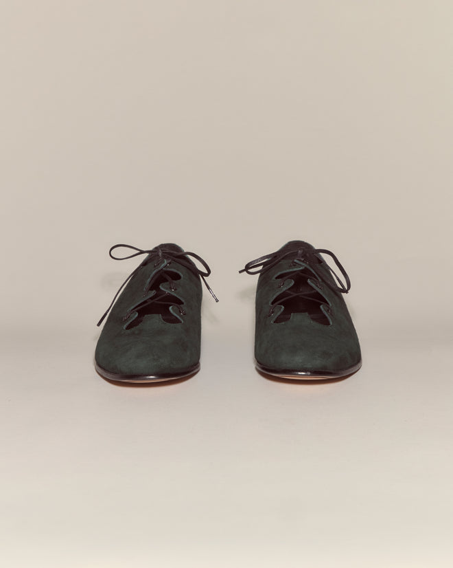 The Suede County Clare Shoes in green are expertly crafted in Italy, offering timeless style and elegance.