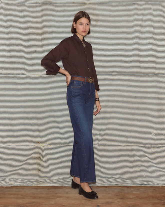 Woman wearing a black shirt and dark wash jeans