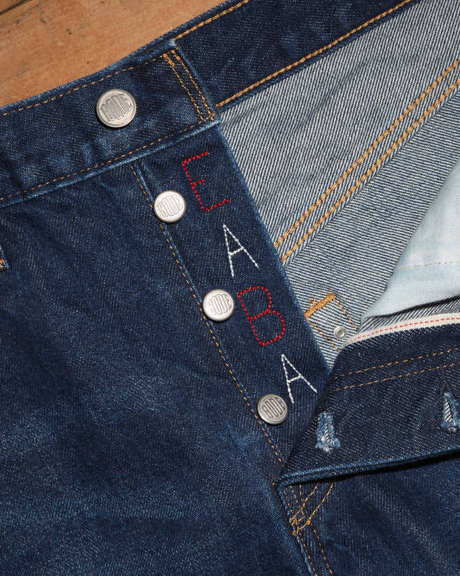 Dark-wash jeans with embroidery.